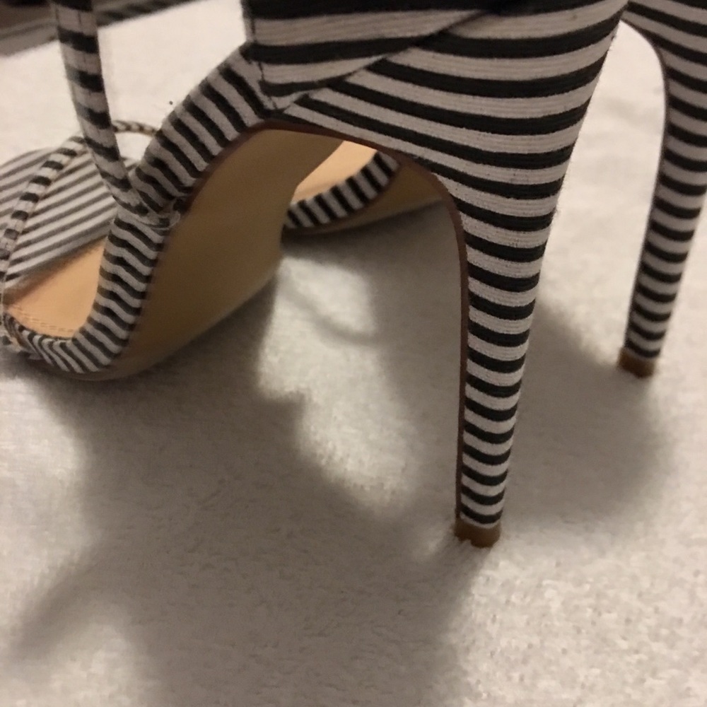 Almost Brand New - Stylish Zebra Heels By LILIANA - size 9 - box 42 - Picture 4 of 4